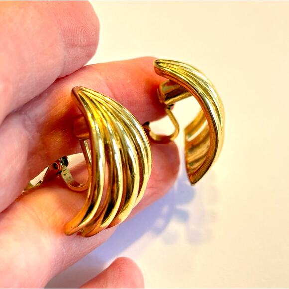Vintage Trifari clip on earrings chunky goldtone faux hoops mod 1980s look - Picture 4 of 6